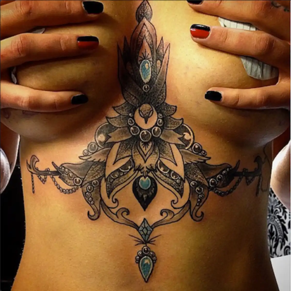 The sternum is painful for similar reasons as the chest, but the sternum also extends down to the stomach causing the painful vibrations from the chest to extend downwards, as well. Two words: not pleasant. (Tattoo by Alex Lap)